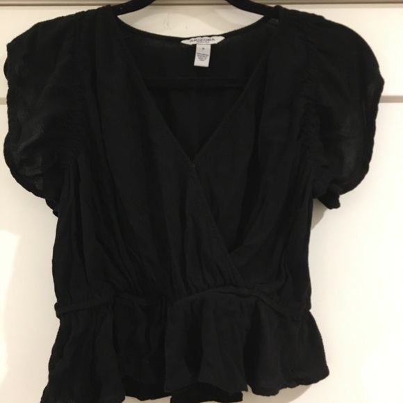 🦋2/$15🦋 Arizona Black Wrap Top - Picture 1 of 2